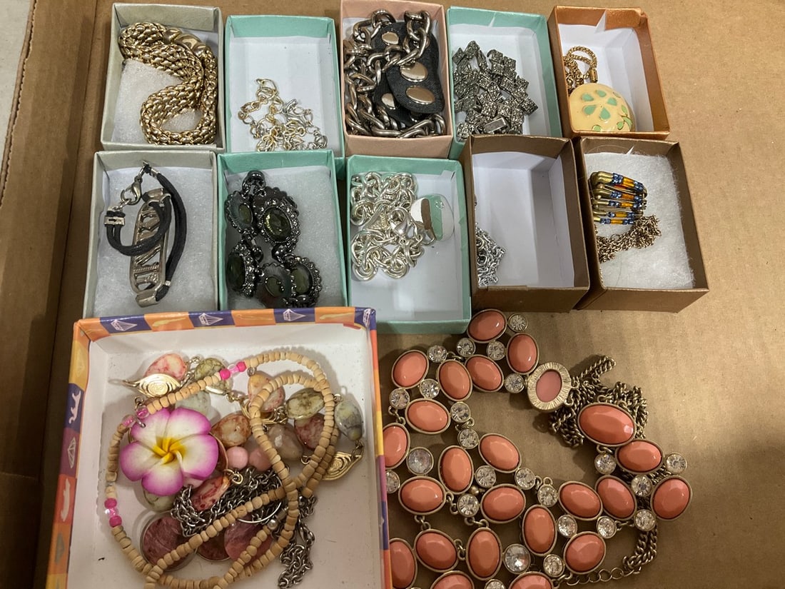 Various Costume Jewelry: Various Costume Jewelry