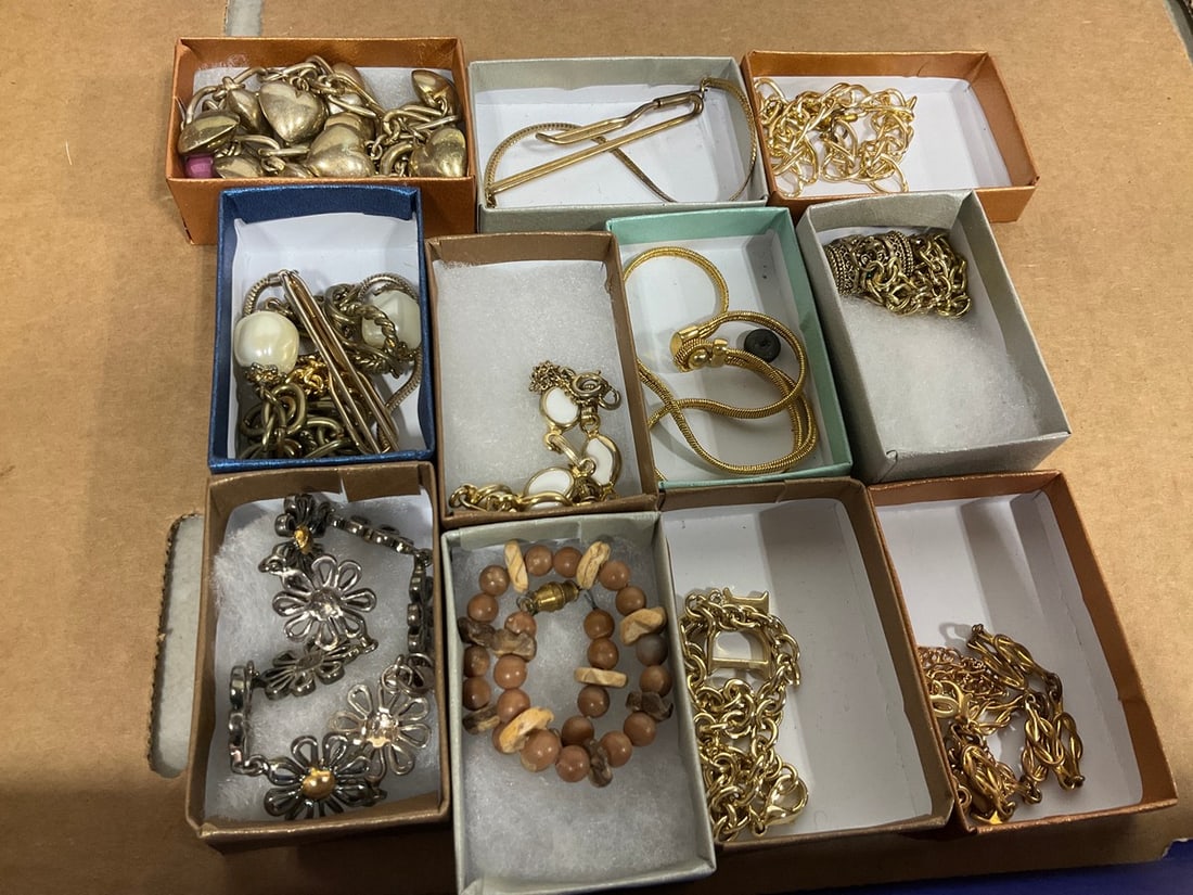 Various Costume Jewelry: Various Costume Jewelry