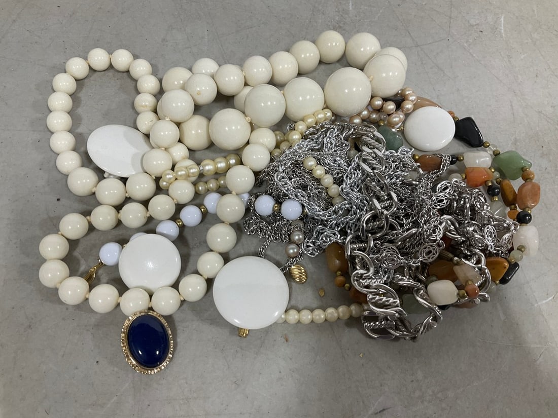 Various Costume Jewelry: Various Costume Jewelry