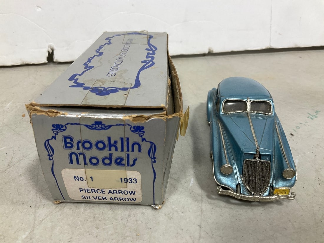 1933 Pierce Arrow Diecast Model: 1933 Pierce Arrow Diecast Model