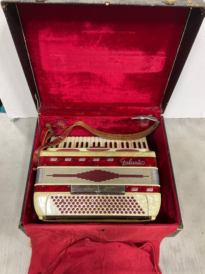 Vintage Galanti Accordion: Vintage Galanti Accordion