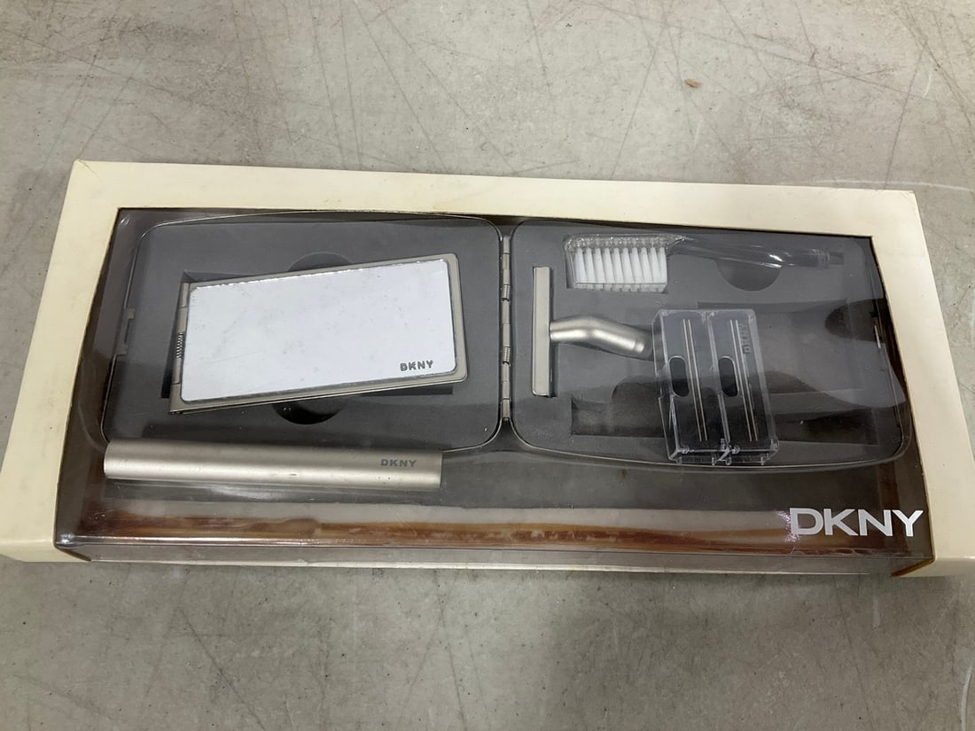 DKNY shaving/grooming set: DKNY shaving/grooming set