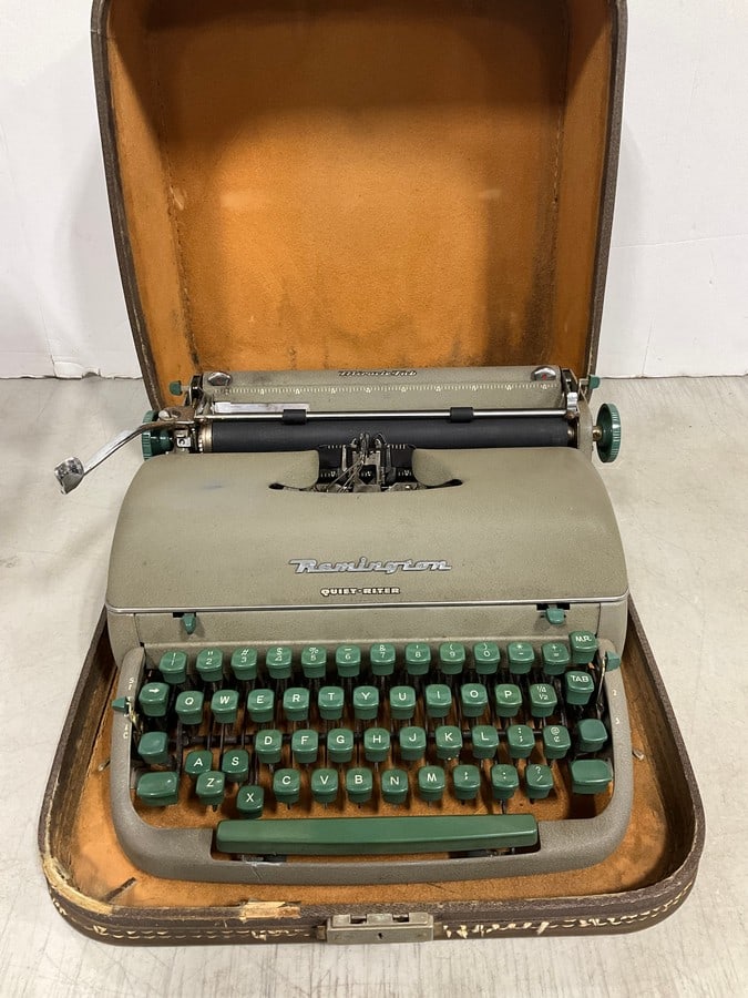 Vintage Remington typewriter (1 of 1)