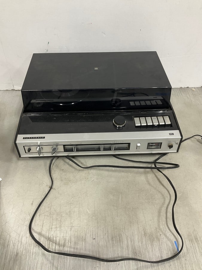 Panasonic turntable (1 of 1)