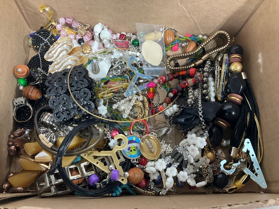 Various Costume Jewelry: Various Costume Jewelry