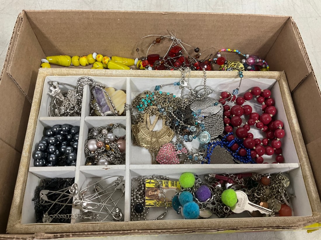 Various Costume Jewelry: Various Costume Jewelry