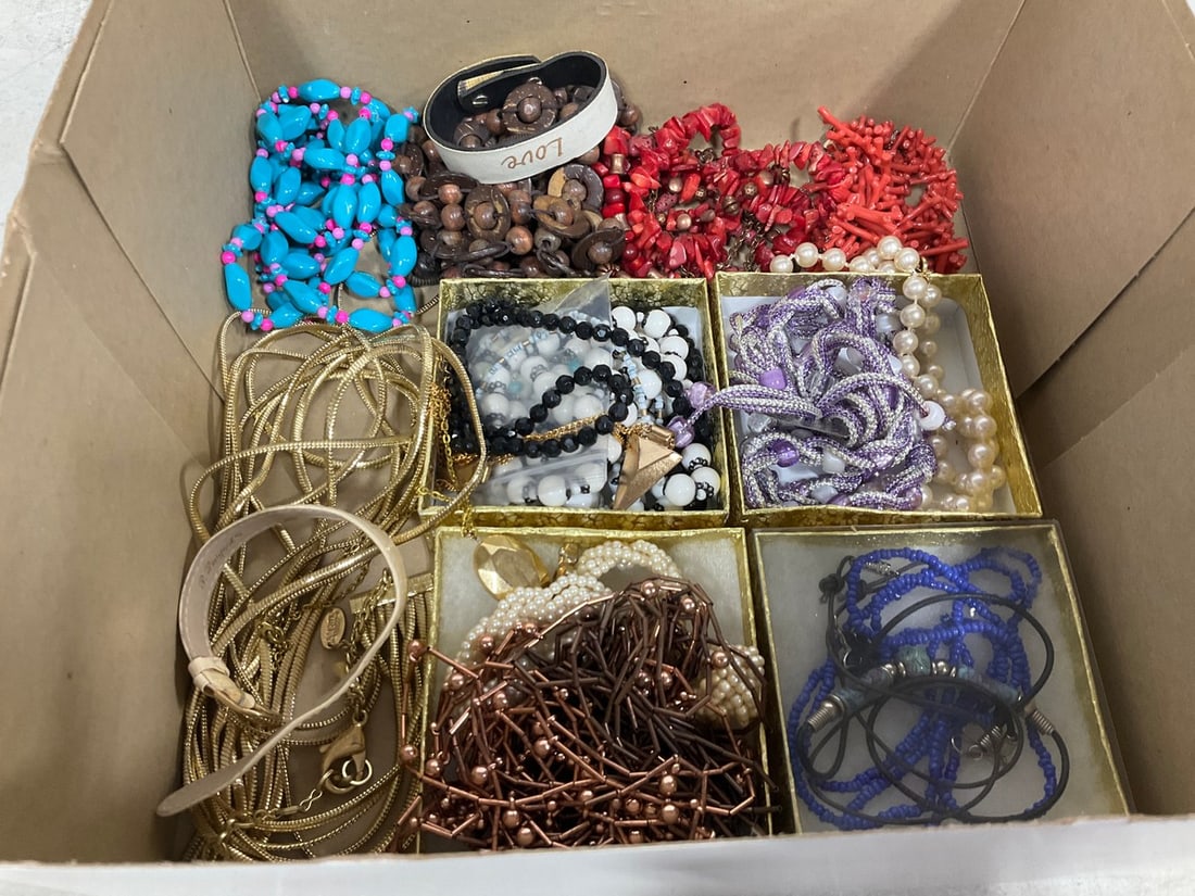 Various Costume Jewelry: Various Costume Jewelry