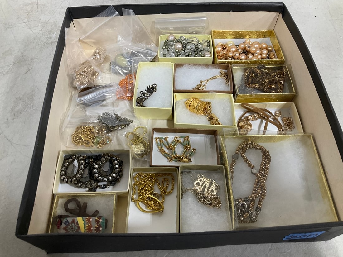 Various Costume Jewelry: Various Costume Jewelry