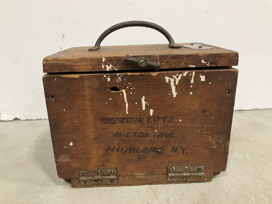 Vintage Wooden Highland NY Box (9inx9inx6.5in) (1 of 1)