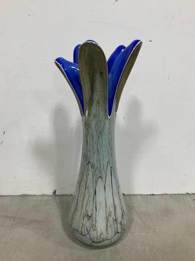 Handblown Art Glass Vase (17.5in Tall): Handblown Art Glass Vase (17.5in Tall)