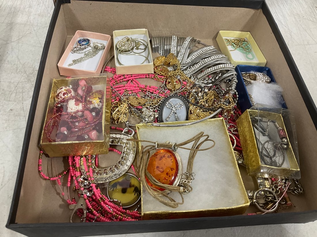 Various Costume Jewelry: Various Costume Jewelry