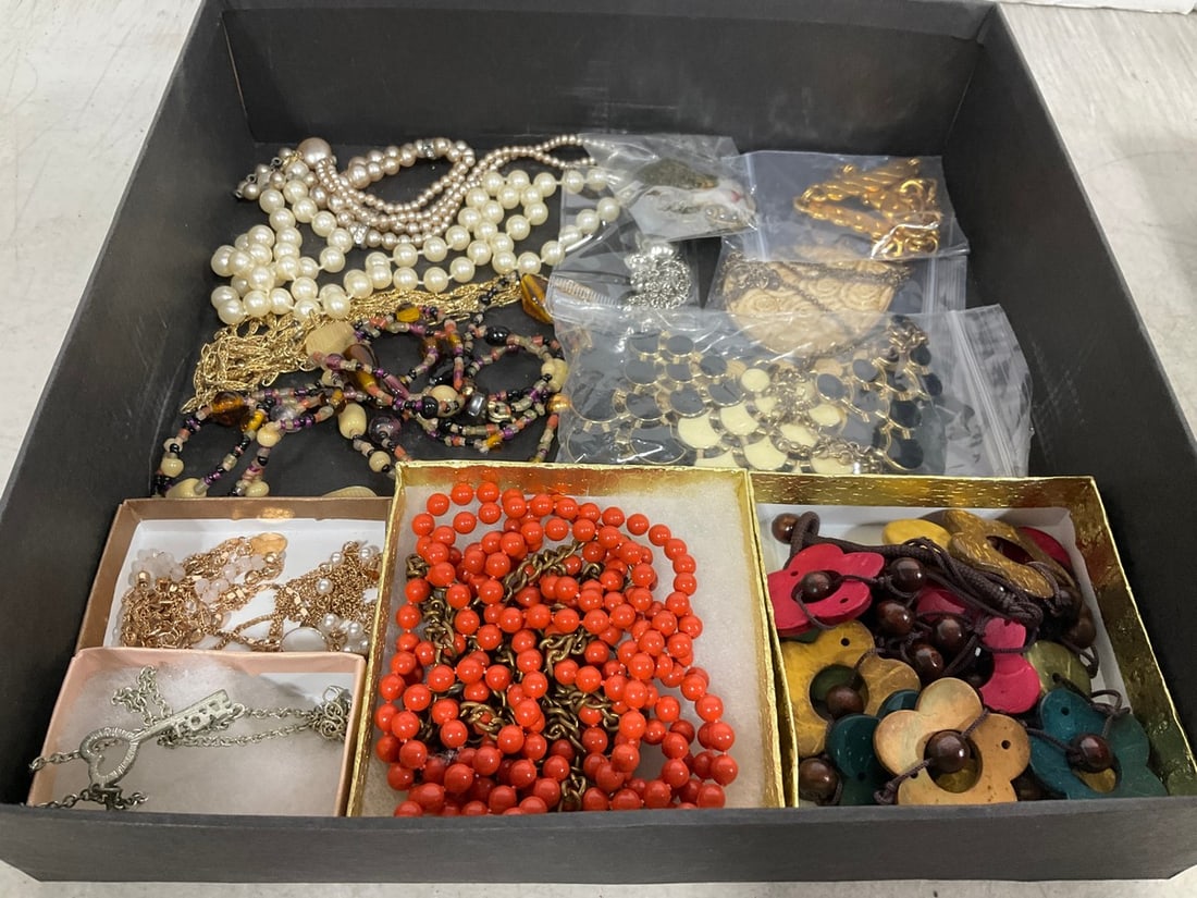 Various Costume Jewelry: Various Costume Jewelry