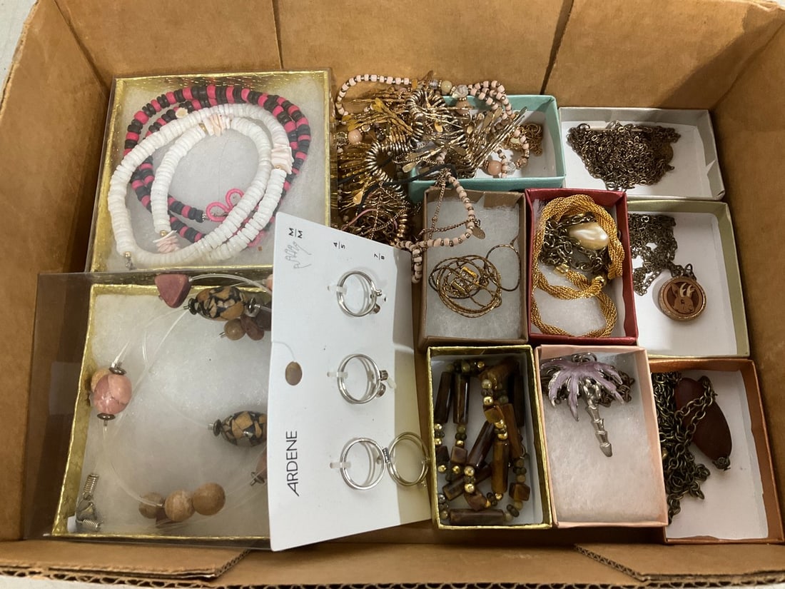 Various Costume Jewelry: Various Costume Jewelry