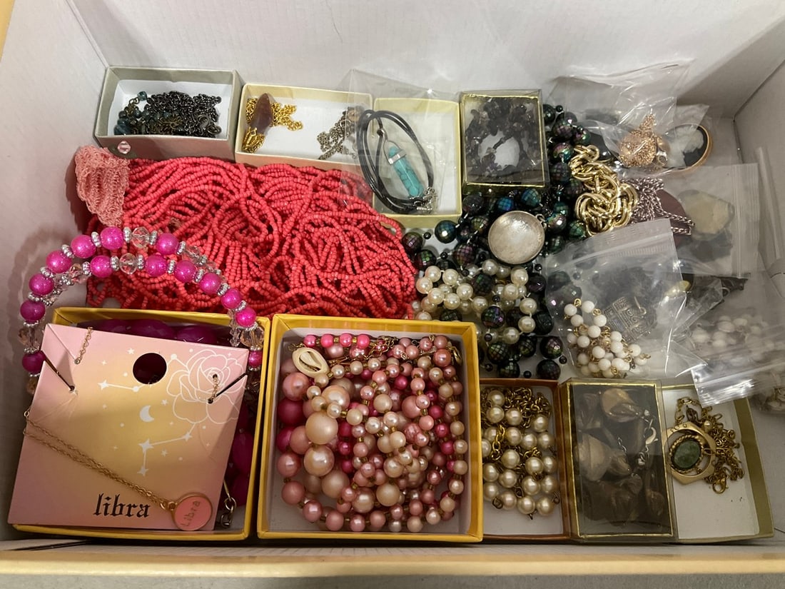 Various Costume Jewelry: Various Costume Jewelry