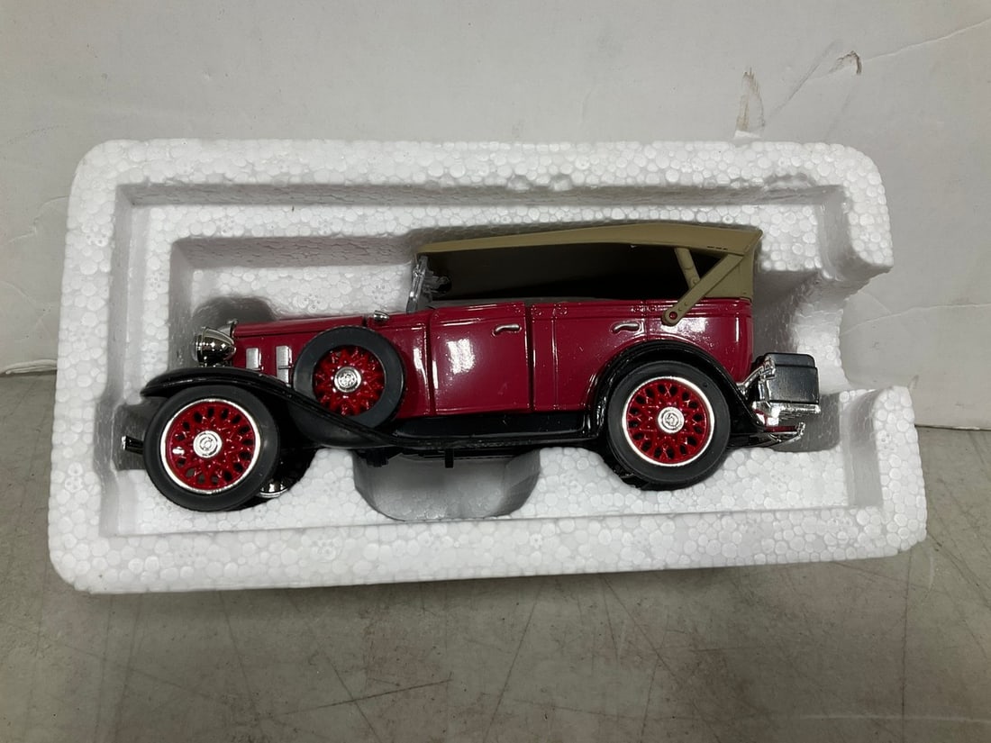 Vintage 1/32 1932 Chevrolet Phaeton Diecast Model (1 of 1)