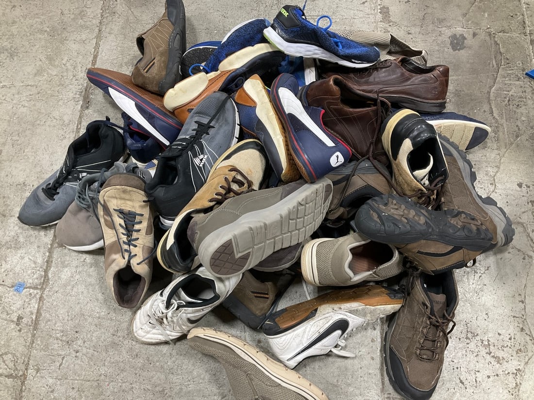 Large lot of shoes(various sizes): Large lot of shoes(various sizes)