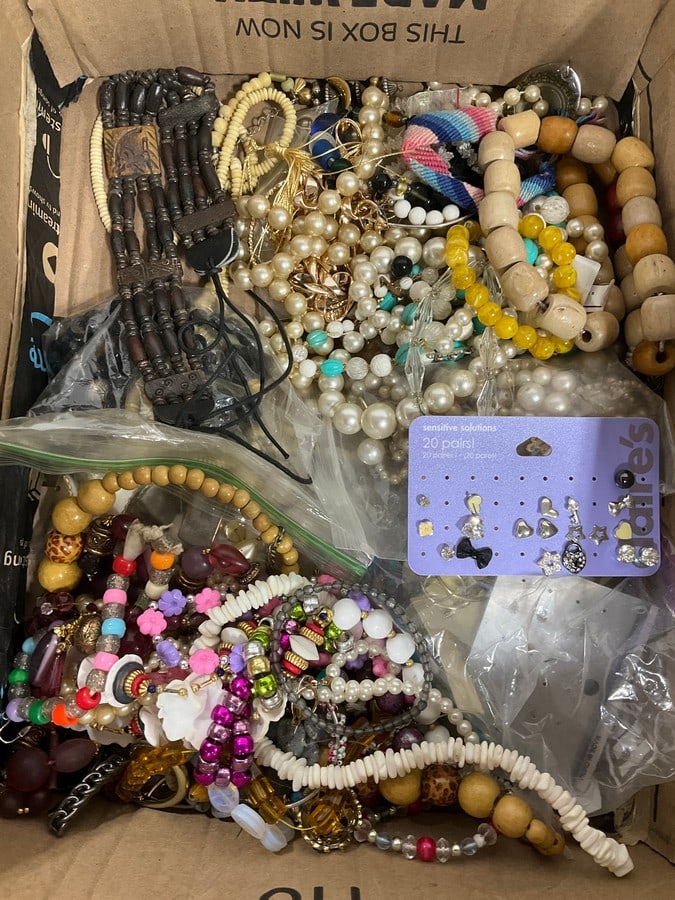 Costume jewelry: Costume jewelry