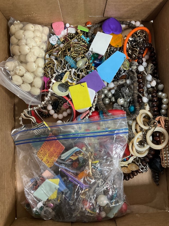 Costume jewelry: Costume jewelry