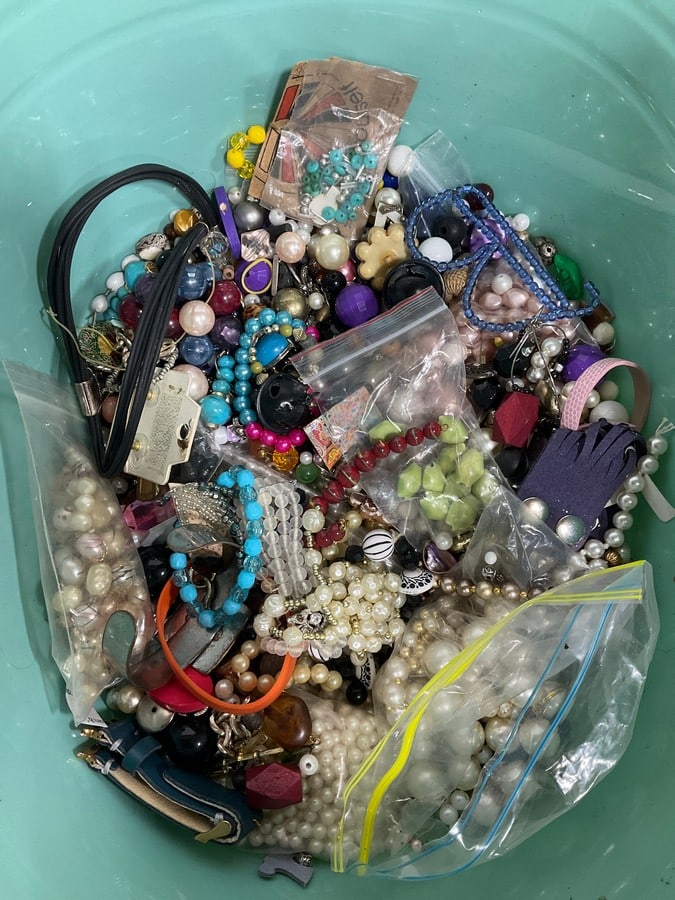 Costume jewelry: Costume jewelry