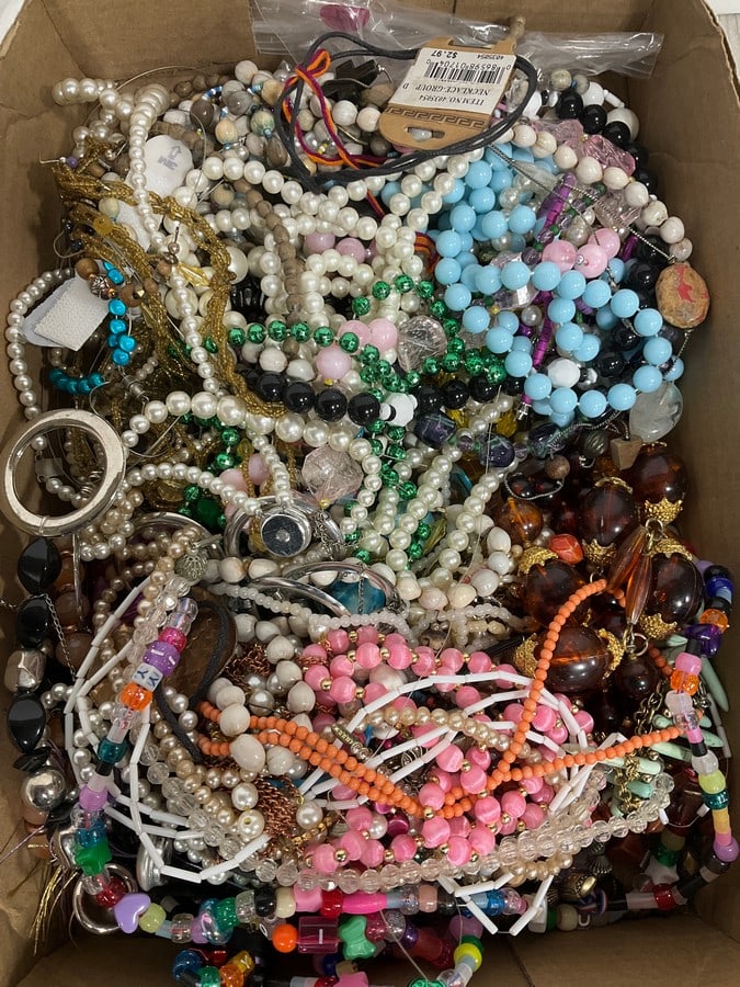 Costume jewelry: Costume jewelry