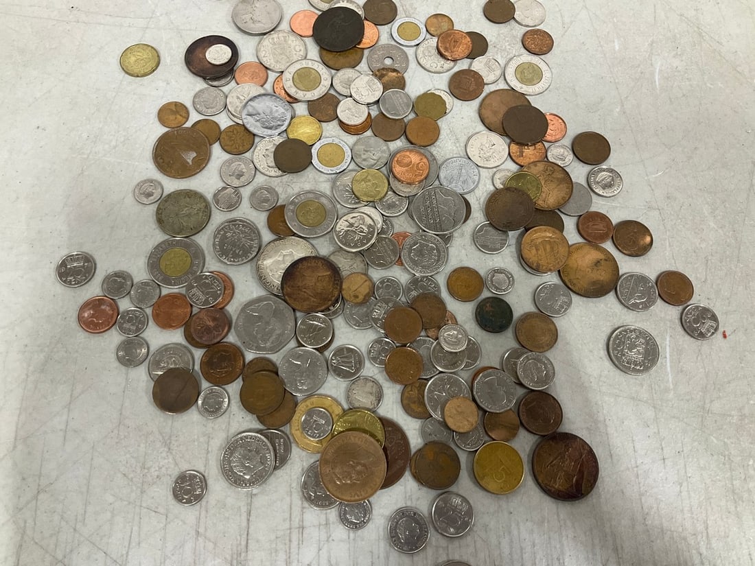 Large lot of vintage foreign coins: Large lot of vintage foreign coins