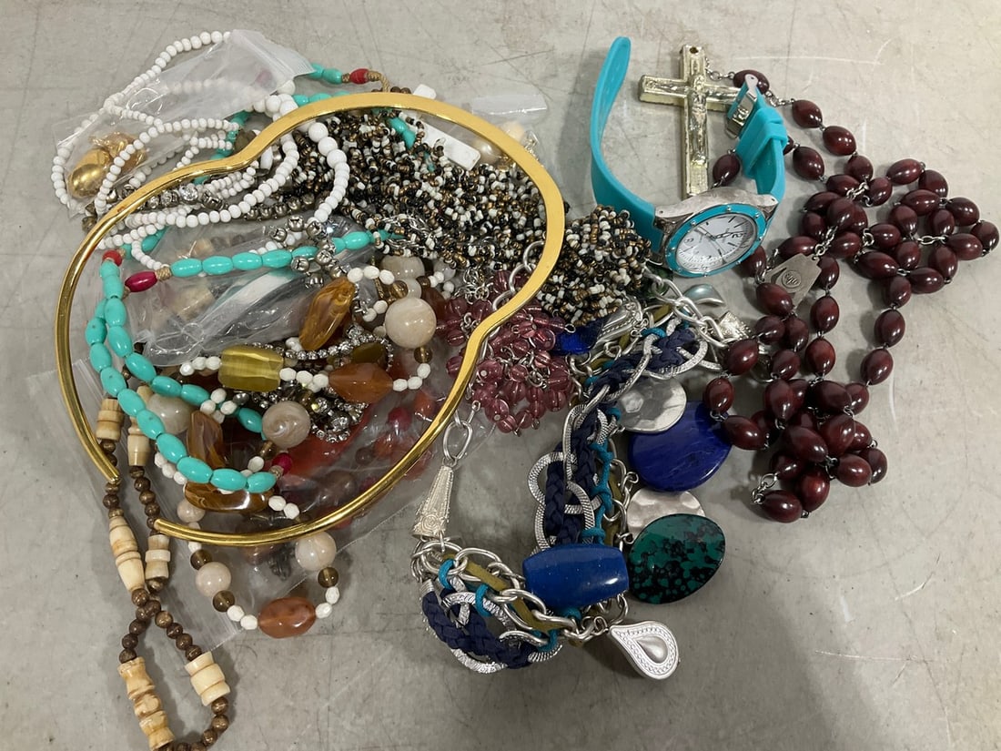 Various Costume Jewelry: Various Costume Jewelry