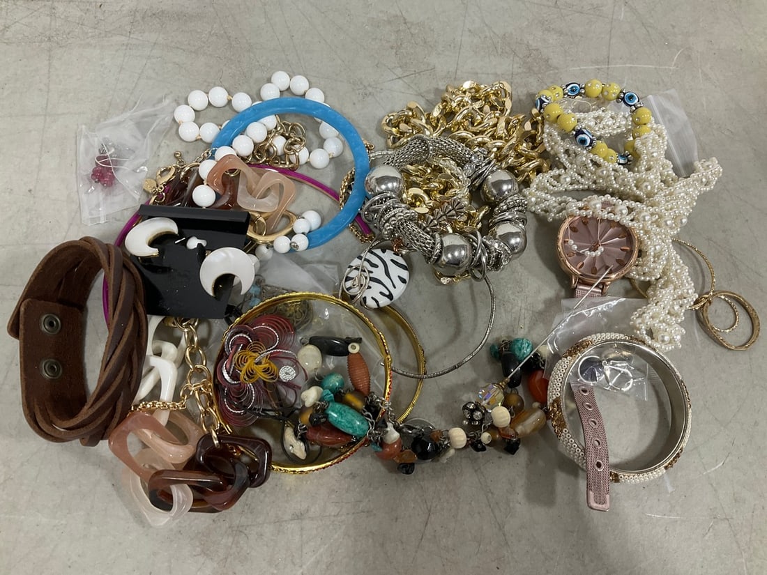 Various Costume Jewelry: Various Costume Jewelry