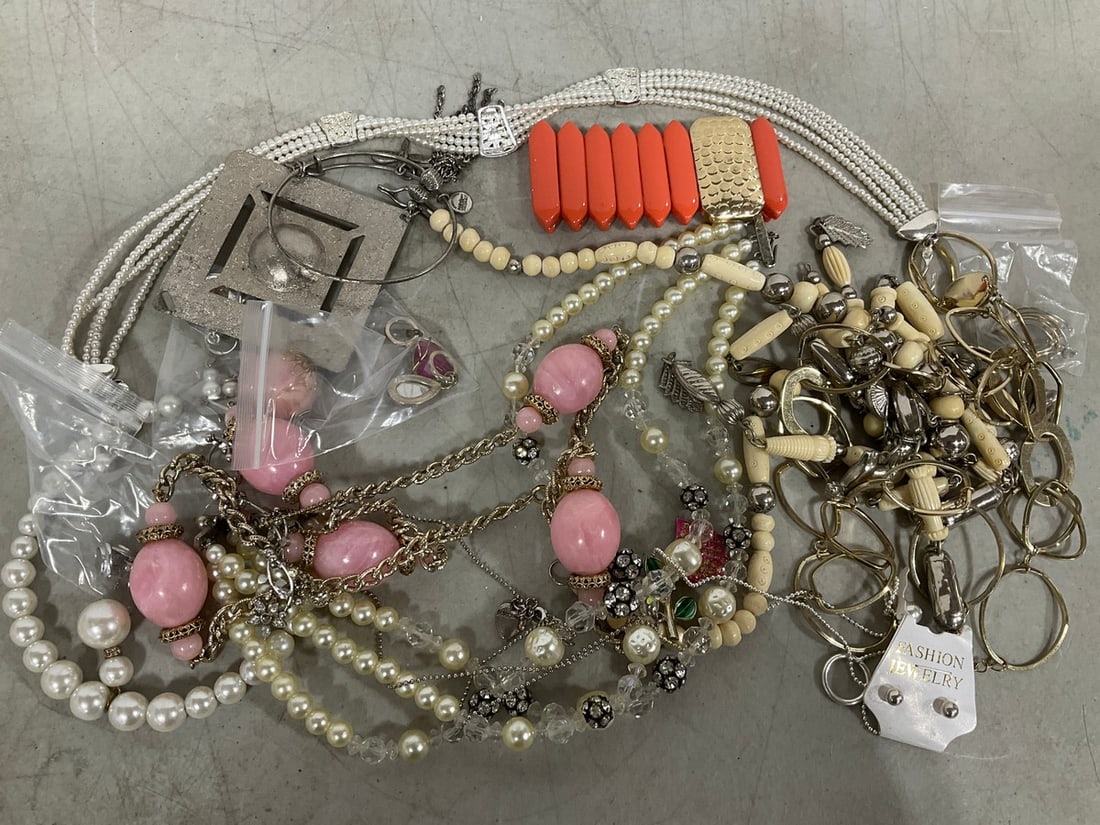Various Costume Jewelry: Various Costume Jewelry