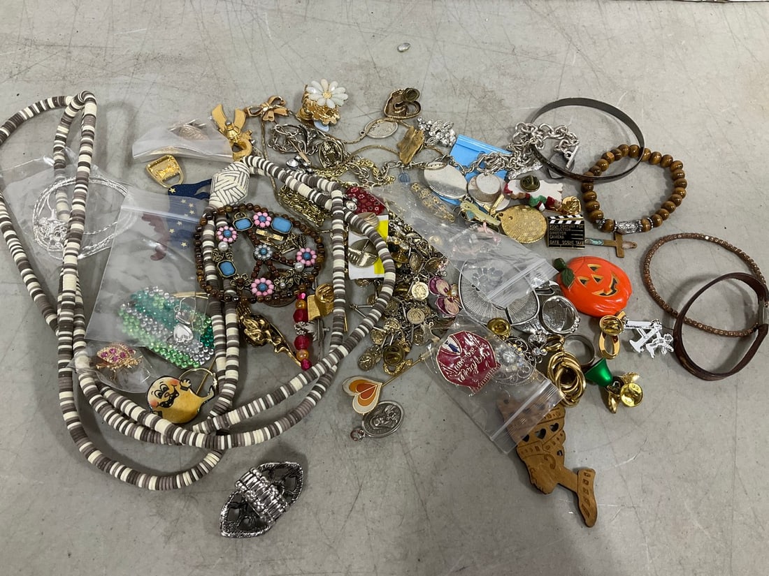Various Costume Jewelry: Various Costume Jewelry