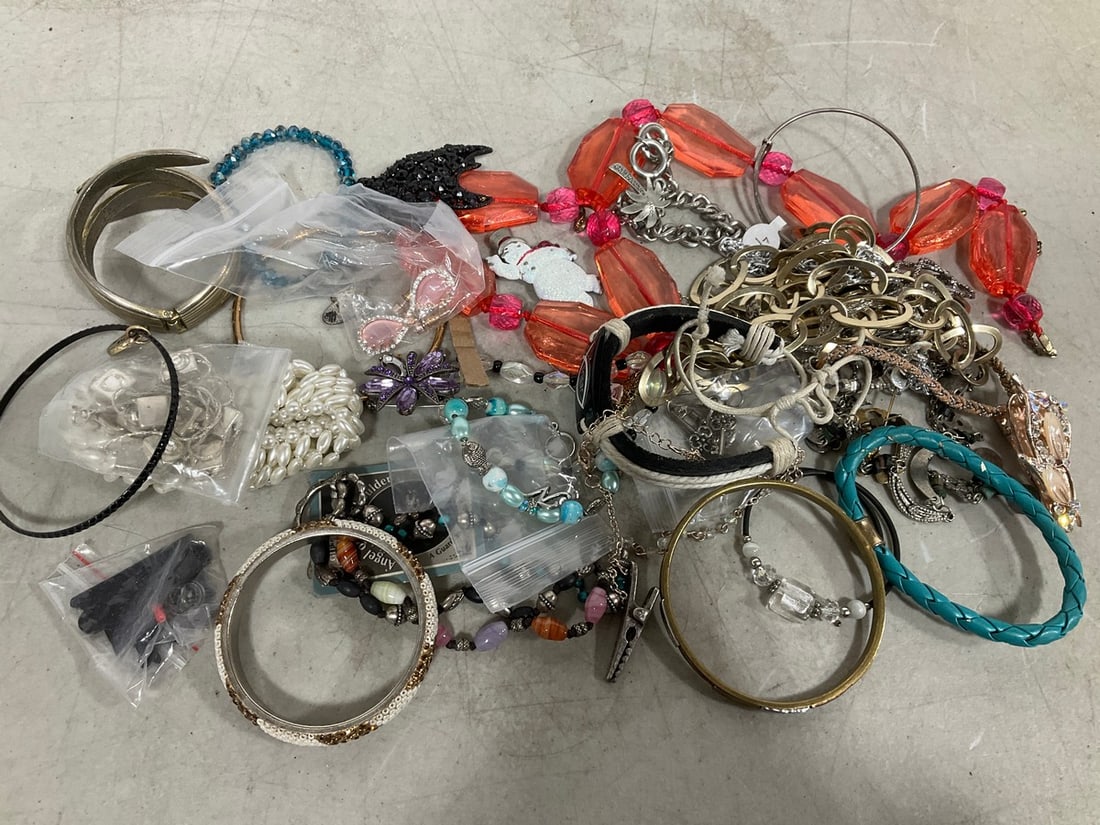 Various Costume Jewelry: Various Costume Jewelry