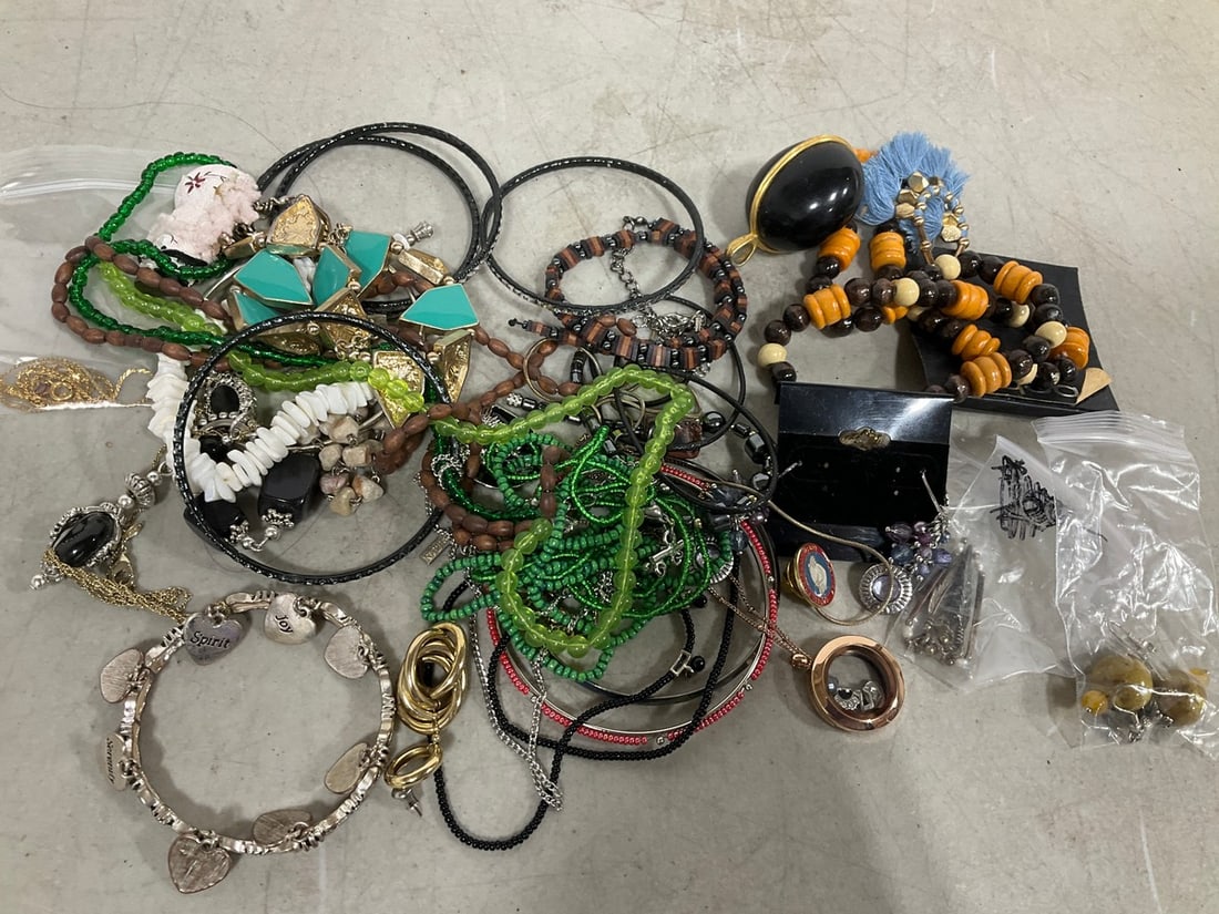 Various Costume Jewelry: Various Costume Jewelry