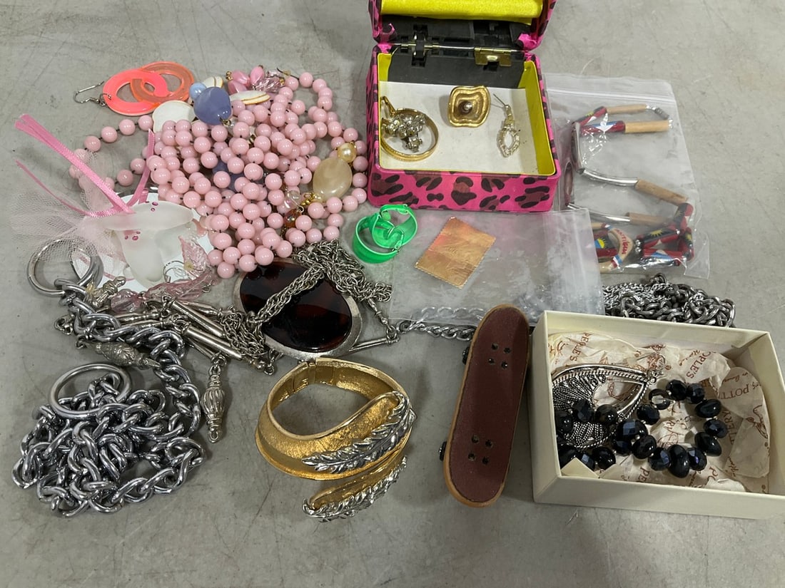 Various Costume Jewelry: Various Costume Jewelry