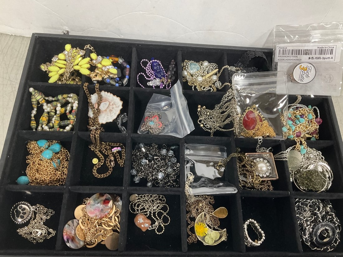 Various Costume Jewelry: Various Costume Jewelry