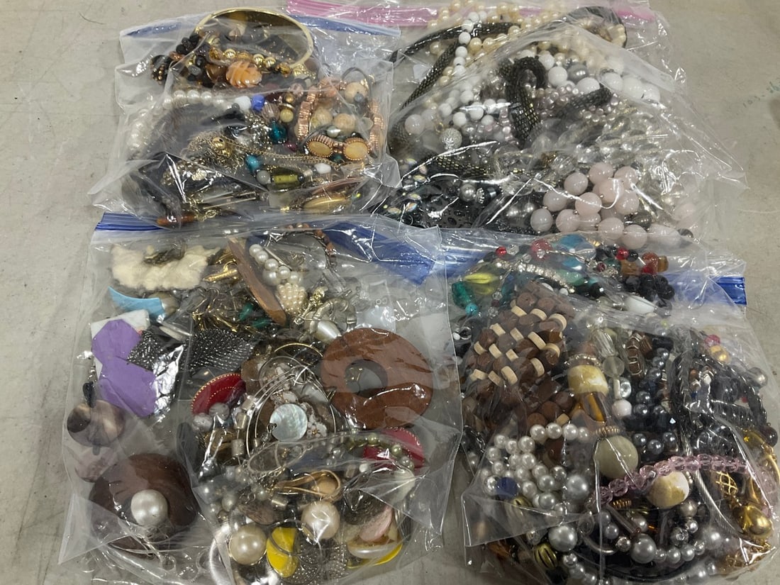 Various Costume Jewelry: Various Costume Jewelry