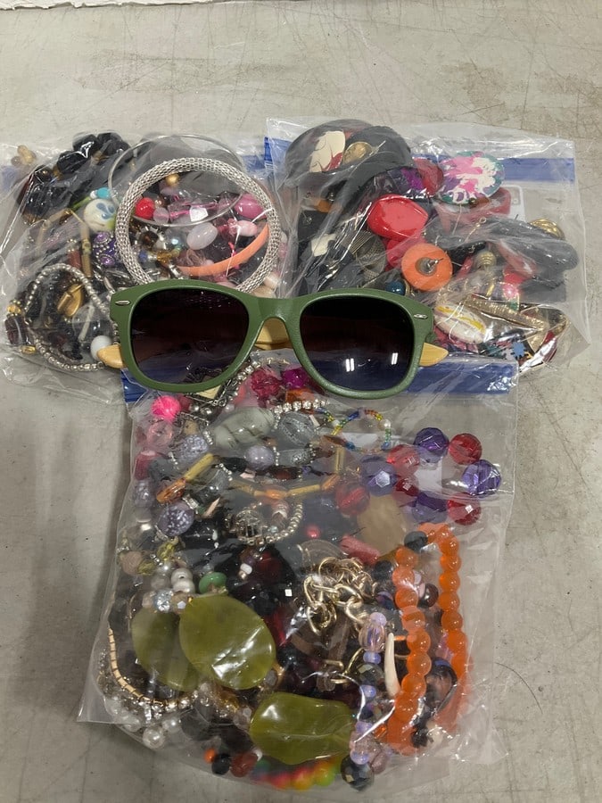 Various Costume Jewelry: Various Costume Jewelry