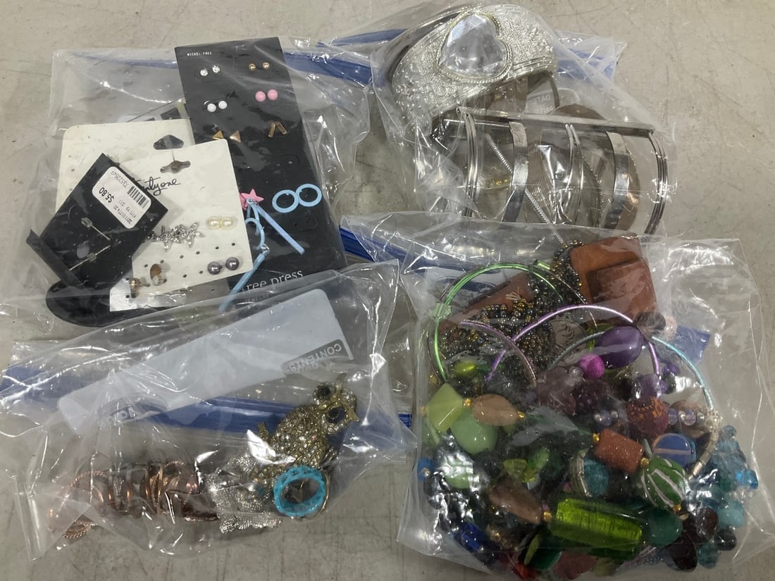 Various Costume Jewelry: Various Costume Jewelry