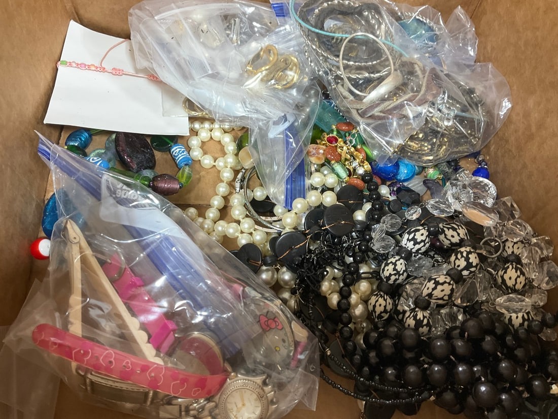 Various Costume Jewelry: Various Costume Jewelry