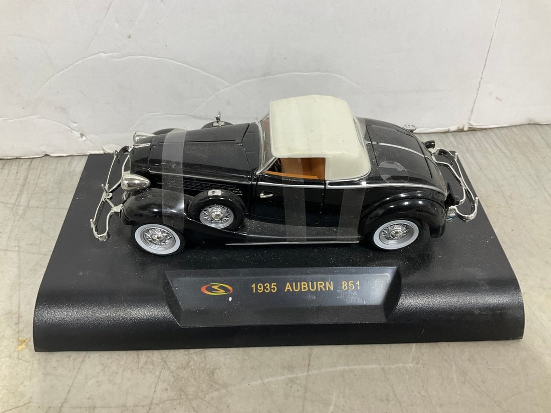 1935 Auburn 851 Diecast Model (1 of 1)