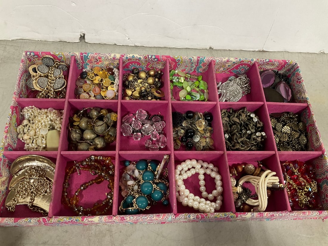 Various Costume Jewelry: Various Costume Jewelry