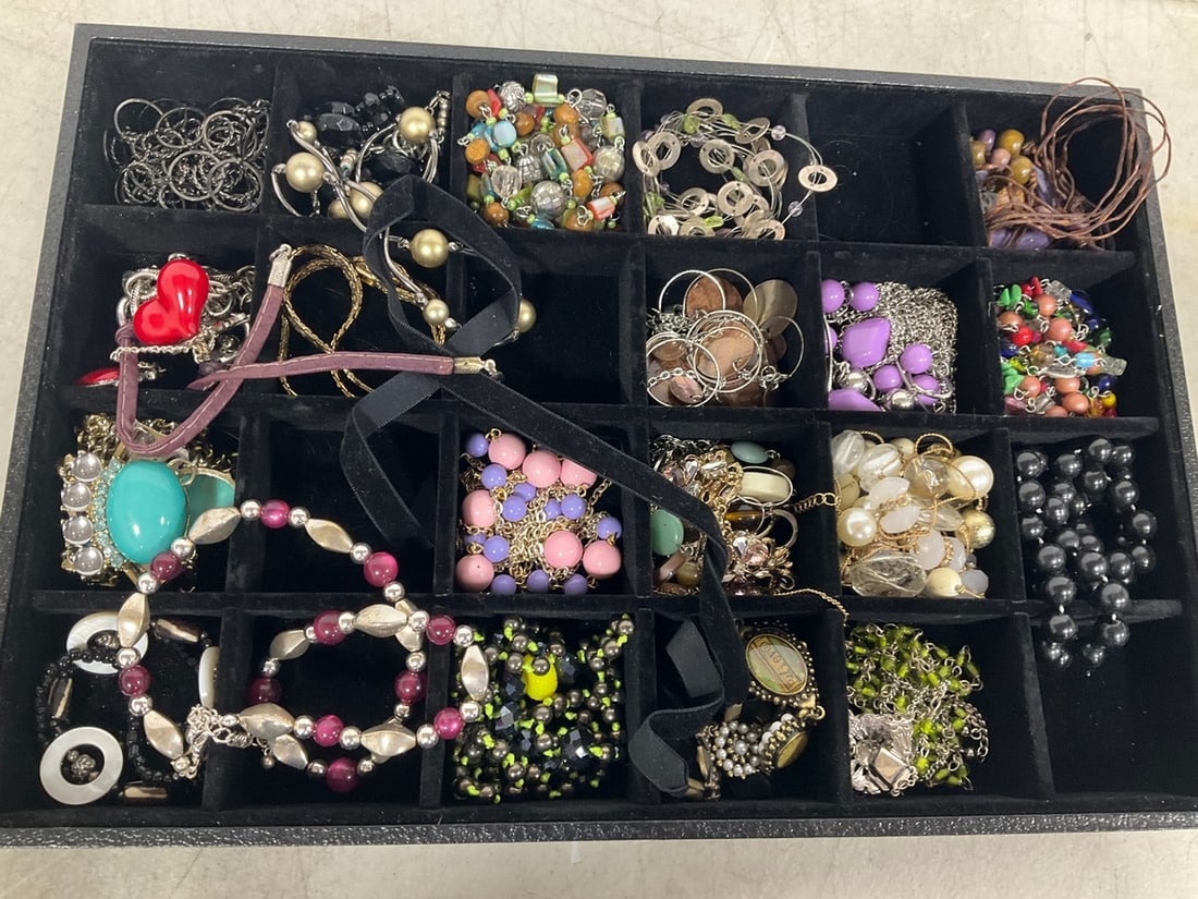 Various Costume Jewelry: Various Costume Jewelry