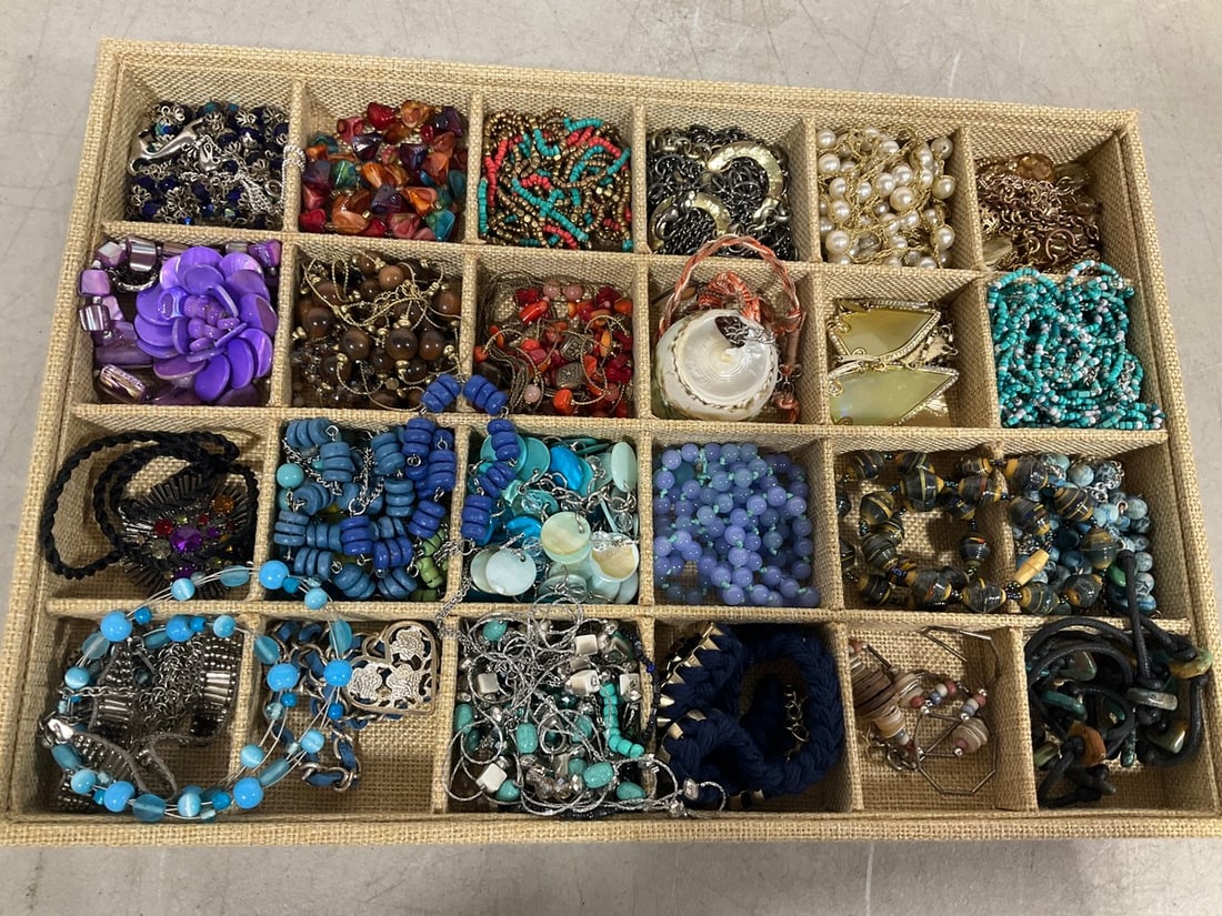 Various Costume Jewelry: Various Costume Jewelry