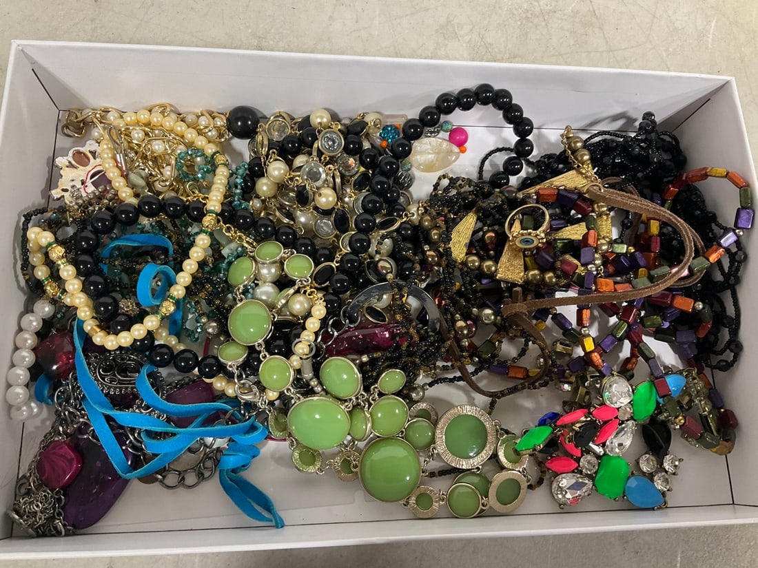 Various Costume Jewelry: Various Costume Jewelry