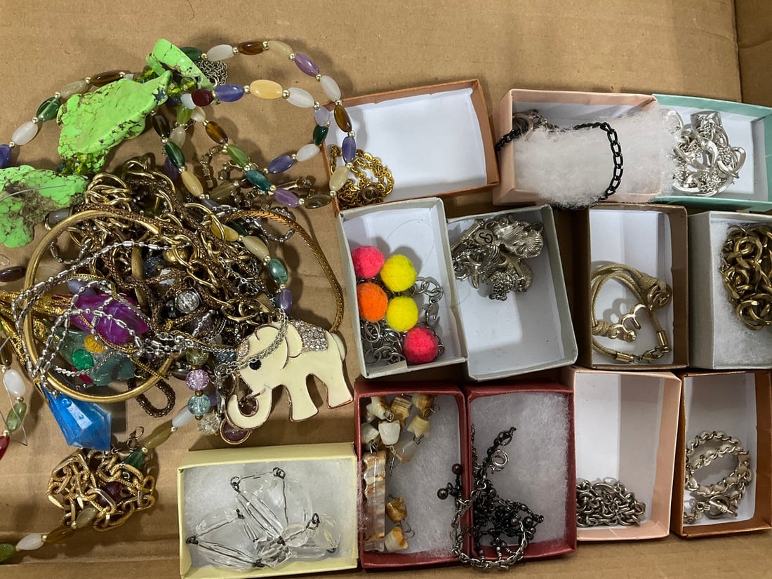 Various Costume Jewelry: Various Costume Jewelry