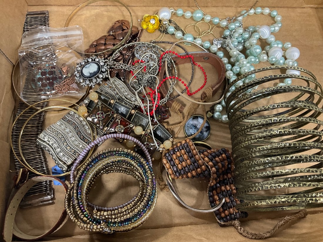 Various Costume Jewelry: Various Costume Jewelry
