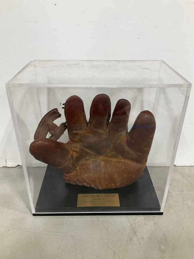 Vintage John Gruska Pitcher Baseball Glove (1 of 1)