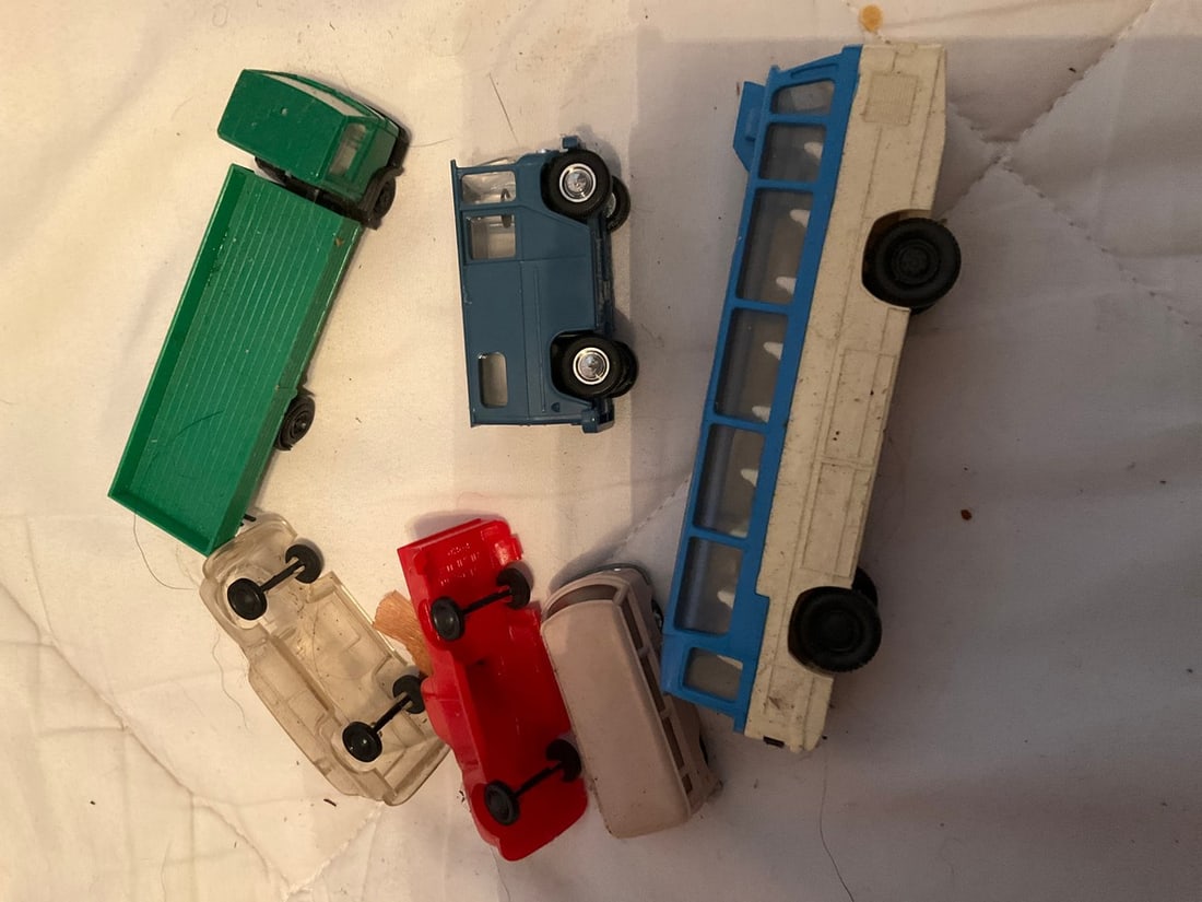 various HO train cars and buses (1 of 1)