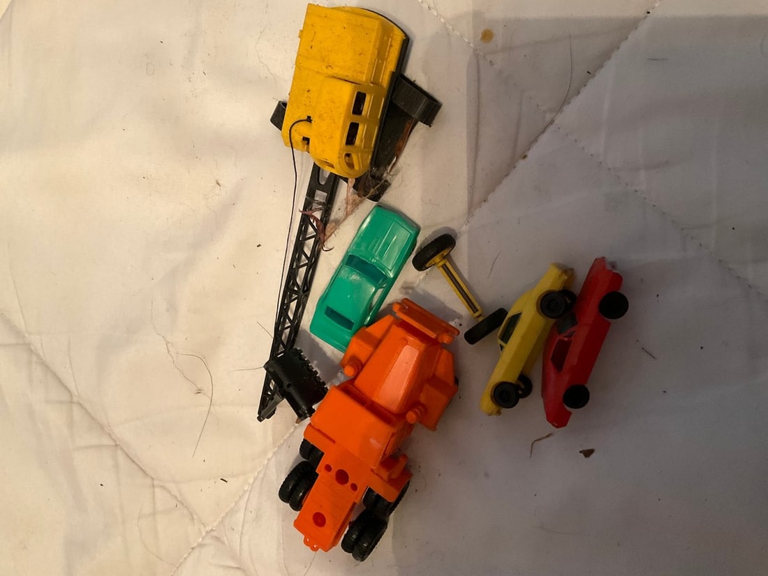 various HO train car construction equipment and cars (1 of 1)