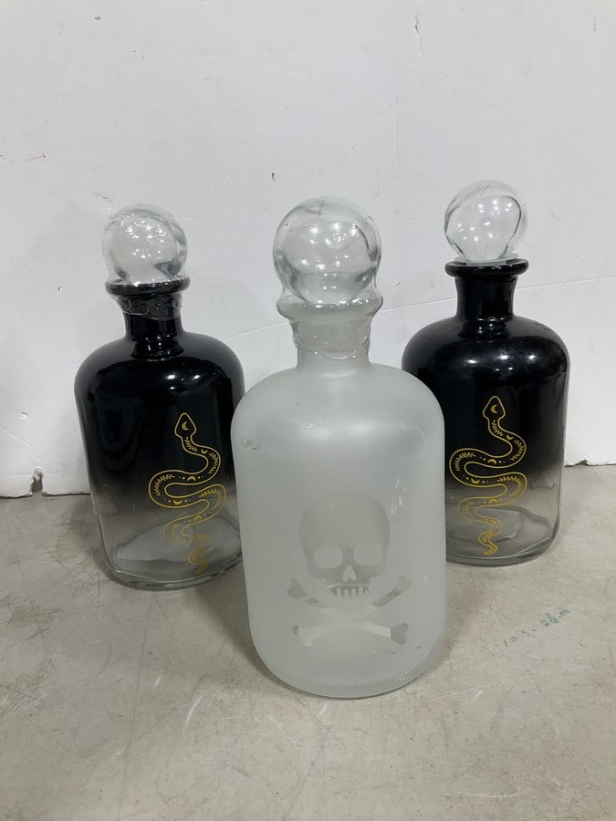 Glass decanters(9.25in.tall): Glass decanters(9.25in.tall)