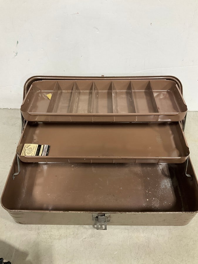Vintage tackle box (1 of 1)