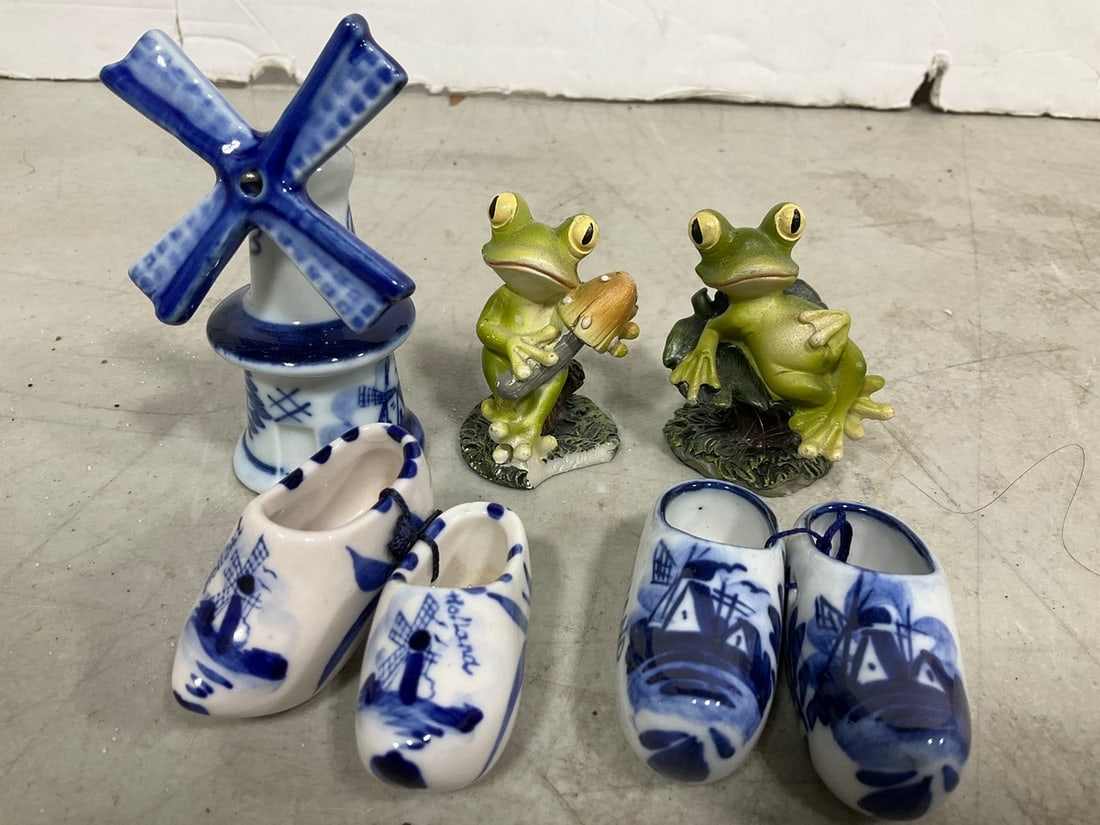 Blue and White Ceramics, and Frog Figures *one chipped*: Blue and White Ceramics, and Frog Figures *one chipped*